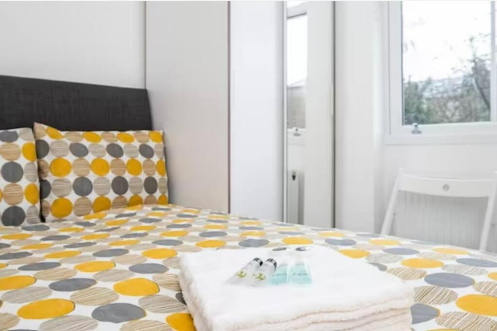 Boutique Modern Hotel Room For Two Near Tube And Bus Stations London Bagian luar foto
