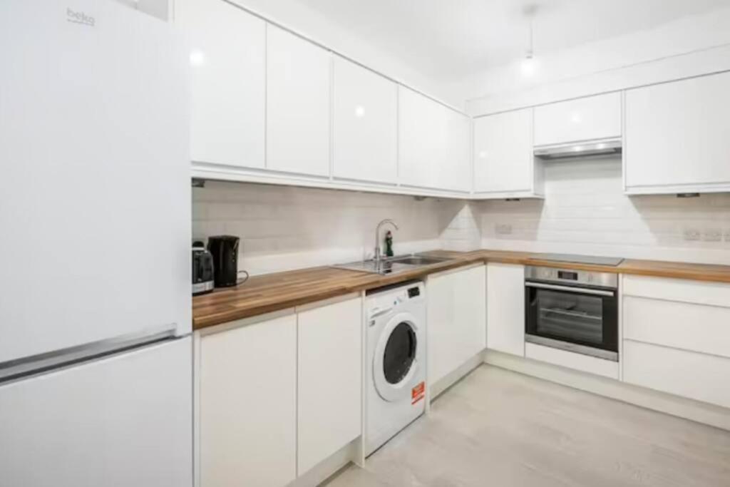 Boutique Modern Hotel Room For Two Near Tube And Bus Stations London Bagian luar foto