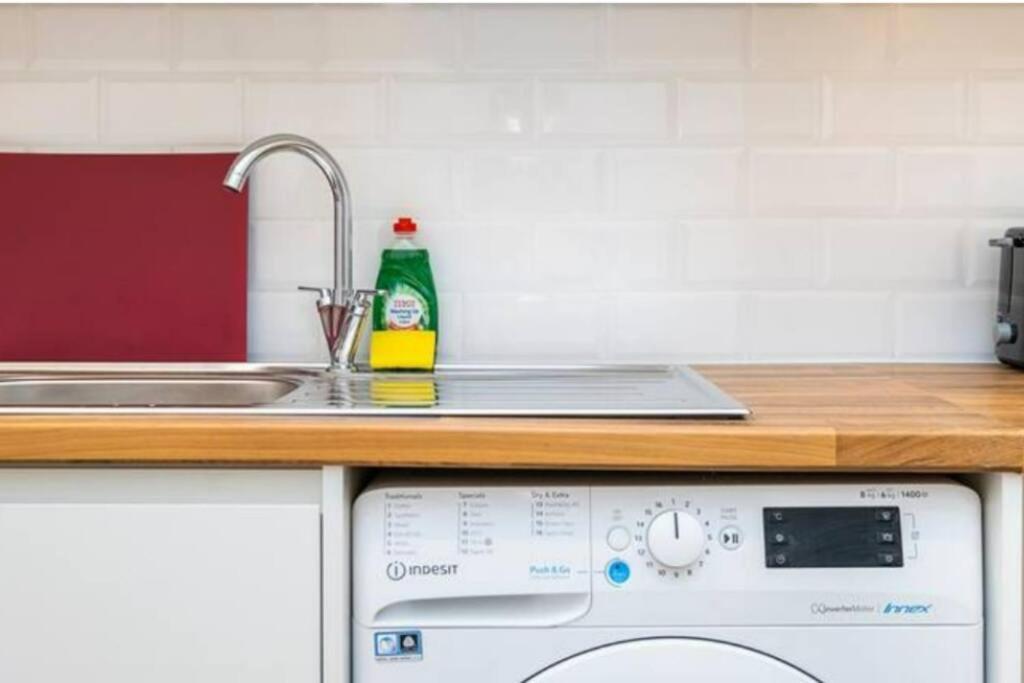 Boutique Modern Hotel Room For Two Near Tube And Bus Stations London Bagian luar foto