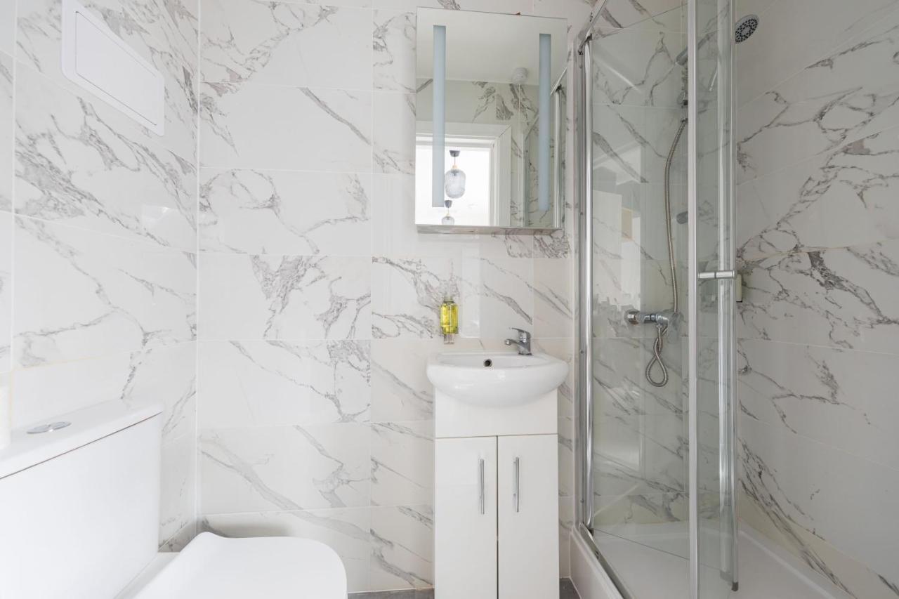 Boutique Modern Hotel Room For Two Near Tube And Bus Stations London Bagian luar foto